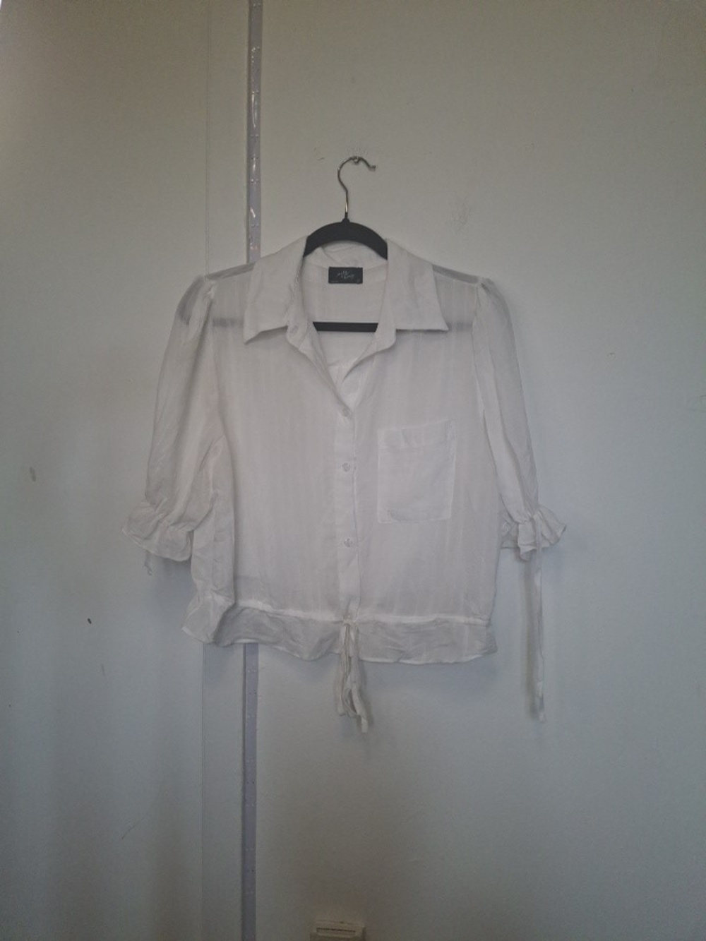 Atmosphere White Button-Front Tie-Hem Blouse